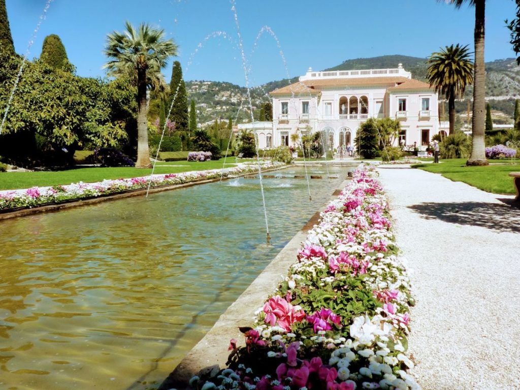 Bassin dans le jardin d'une villa dans les Alpes maritimes autour de Menton