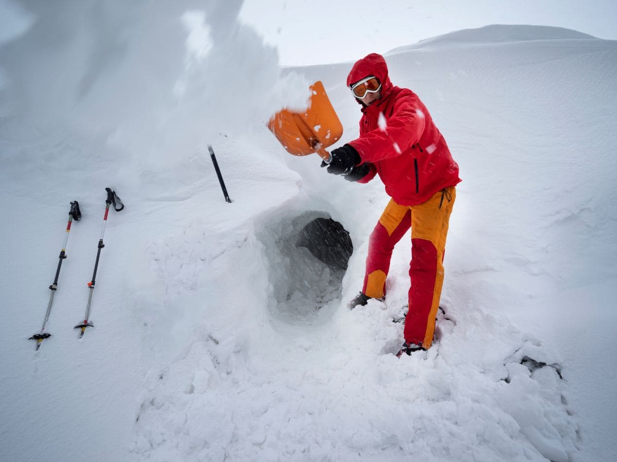 Randonneur qui construit son igloo