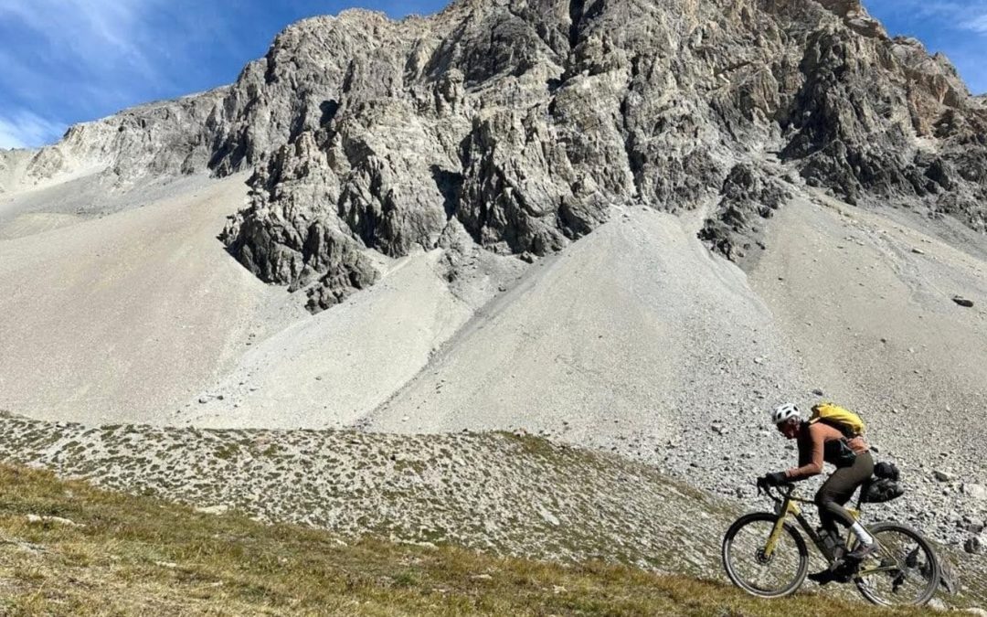 Cycliste en Gravel descente d'un col de Montagne en Gravel, Vtt