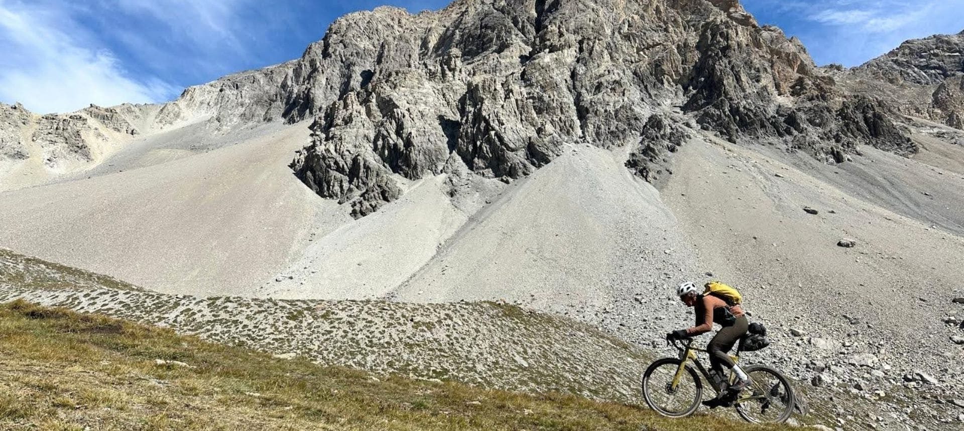 Cycliste en Gravel descente d'un col de Montagne en Gravel, Vtt