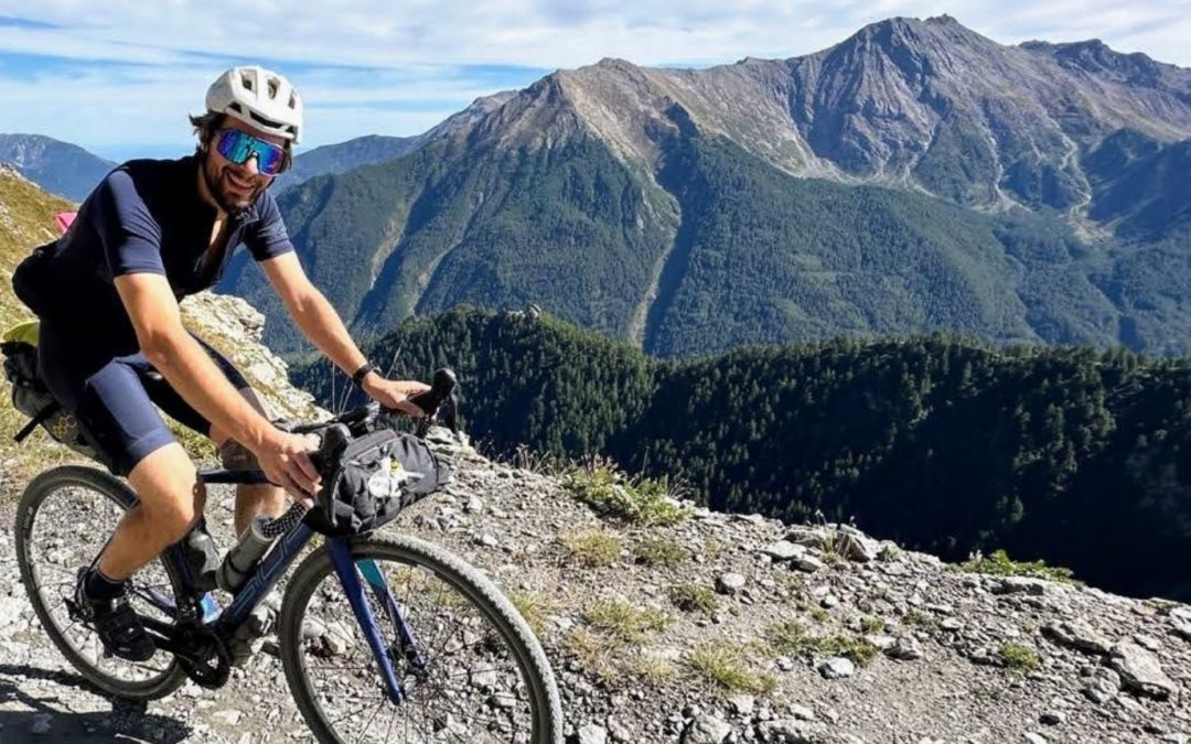 Cycliste en Gravel ascension d'un col de Montagne en Gravel, Vtt
