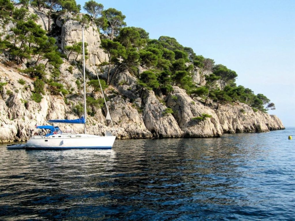 Voilier dans les Calanques d'En-Vau, paysage côtier des bouches du Rhône