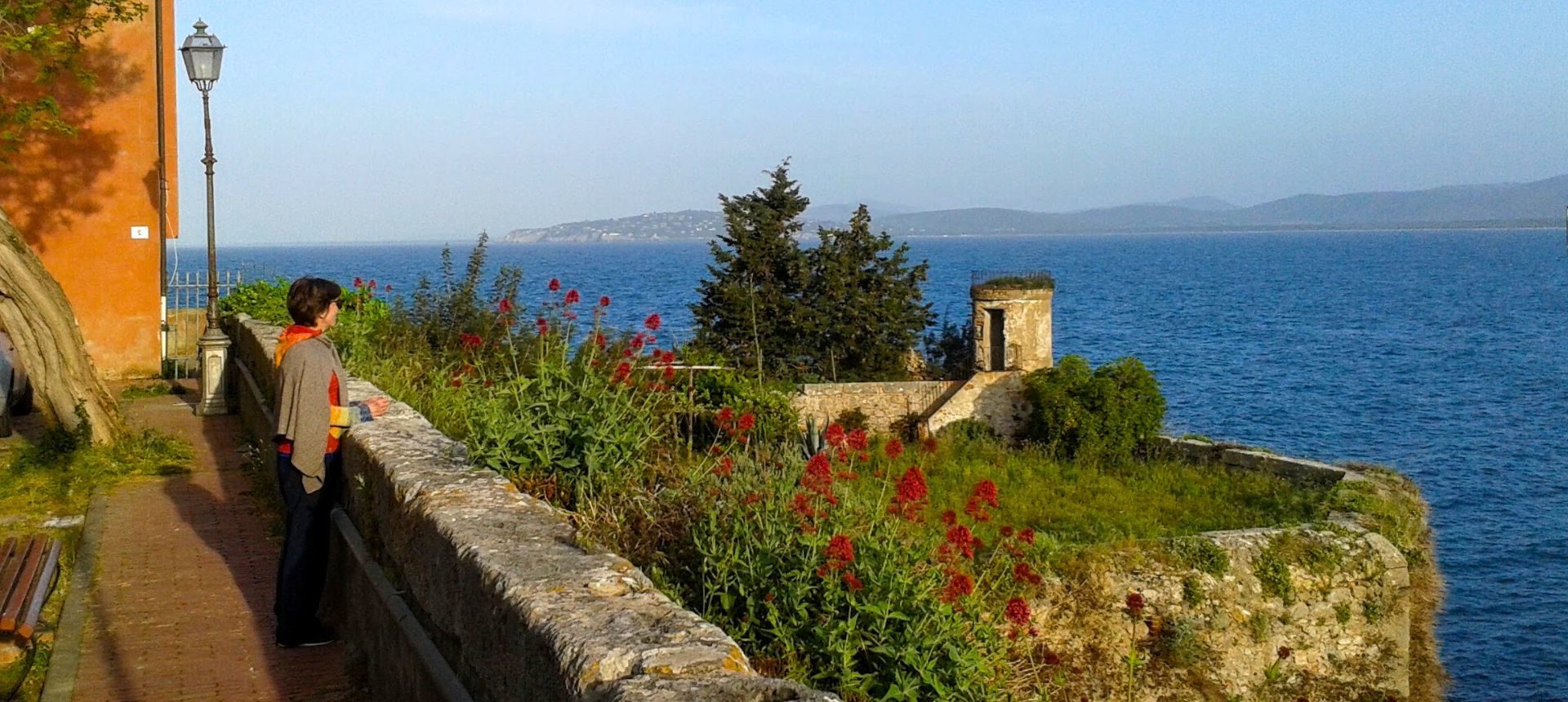 Randonnée en Toscane – Porto Ercole Femme admirant un Paysage de mer, cotier