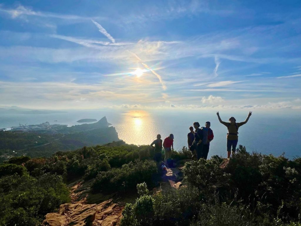Groupe de randonneur en fin de journée sur un plateau surplombant la mer Méditerranée