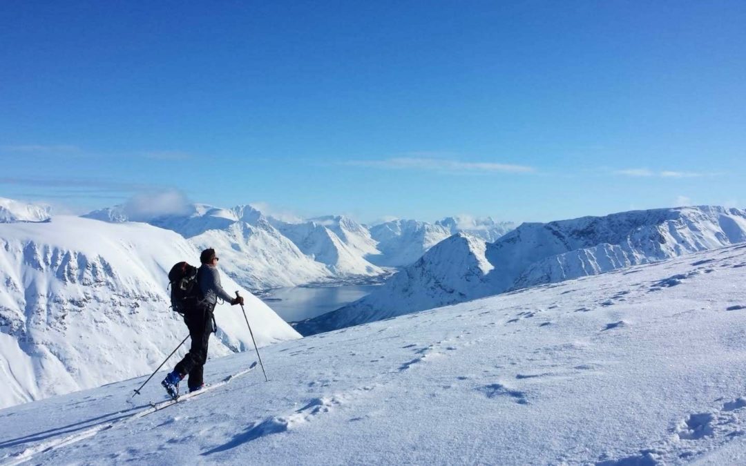 Skieur de randonnée en hiver dans les montagnes au-dessus de la mer