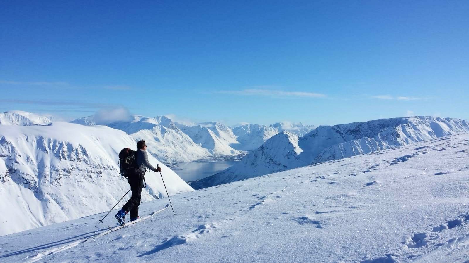 Randonnée à ski dans les Alpes Norvégienne Skieur de randonnée en hiver dans les montagnes au-dessus de la mer