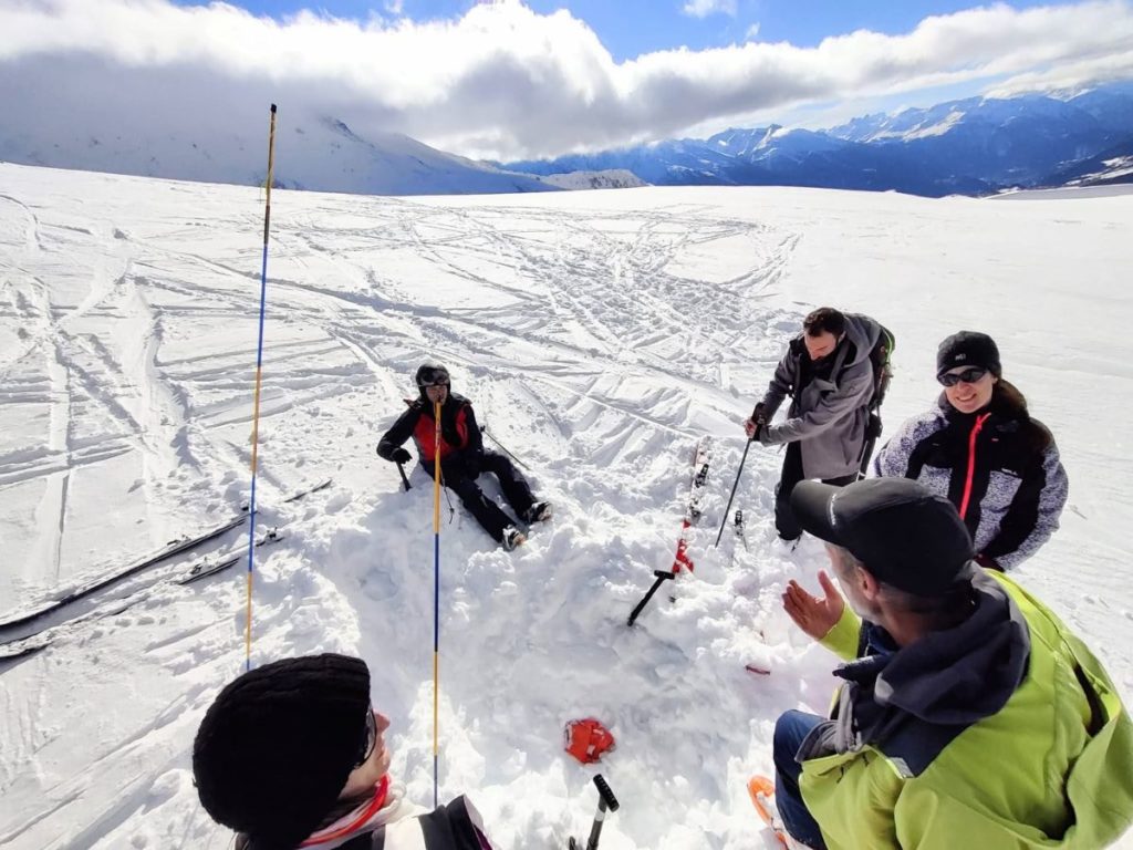Personnes dans la neige qui s'initie à la recherche ARVA, DVA