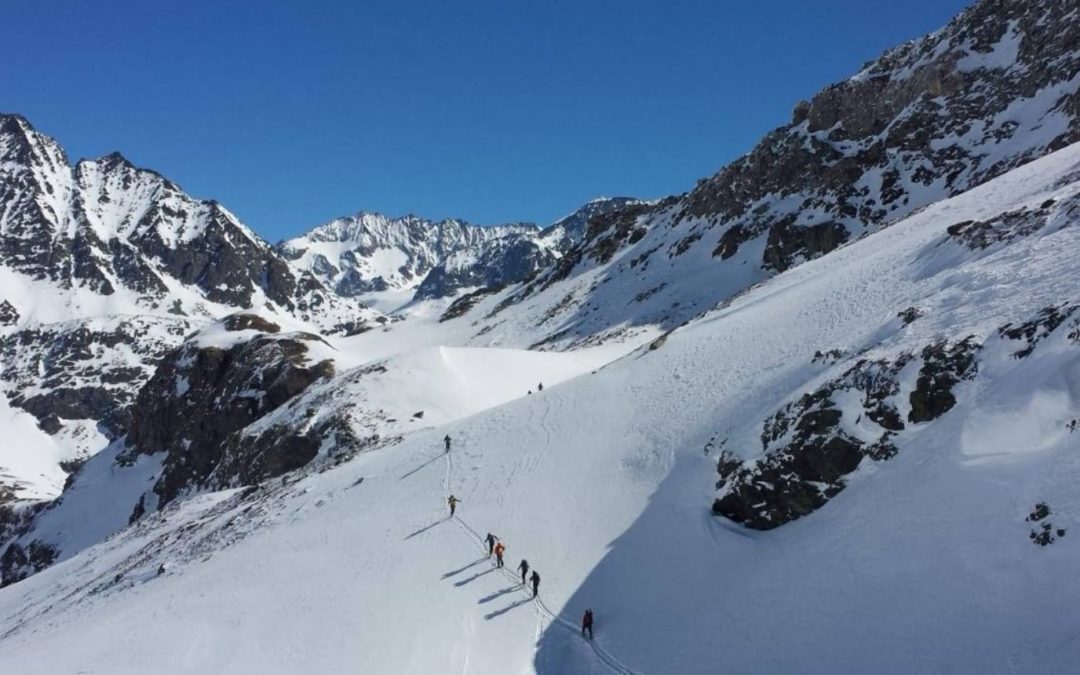 Un groupe de skieurs de randonnée dans une ambiance très haute montagne