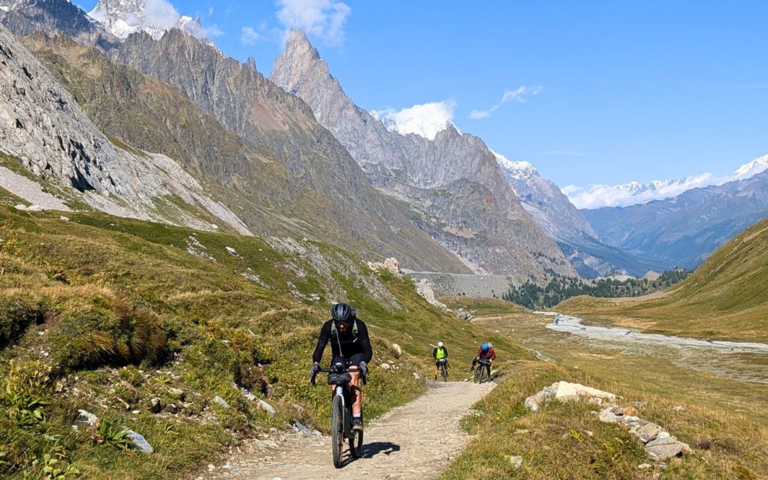 Vélo, VTT, Gravel en montagne sur le tour du Mont Blanc, au fond l'Aiguille noire de Peuterey