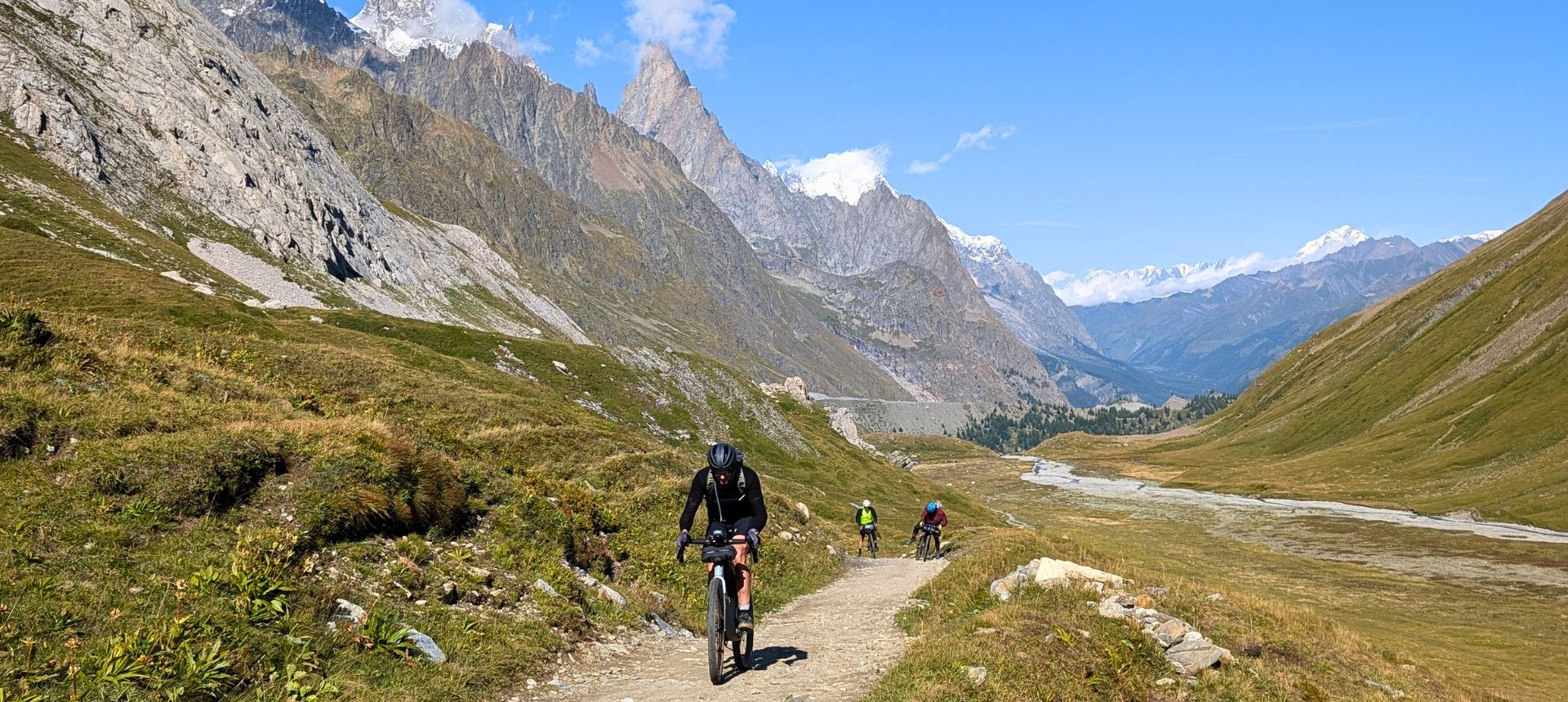 Gravel Tour du Mont Blanc – Montée au col de la Seigne Vélo, VTT, Gravel en montagne sur le tour du Mont Blanc, au fond l'Aiguille noire de Peuterey