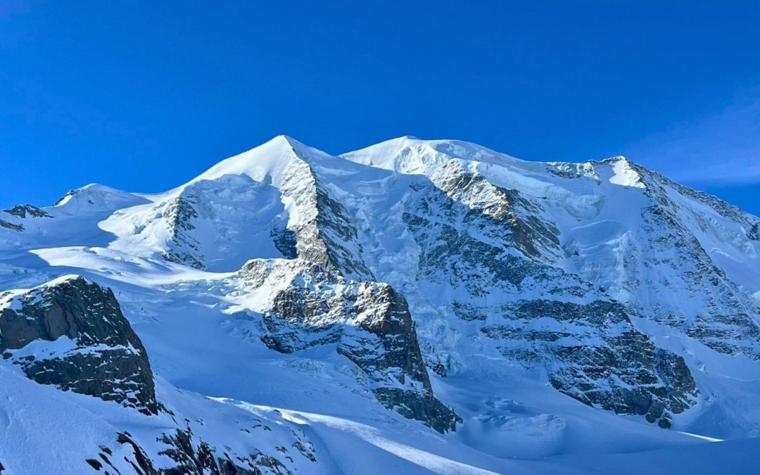 Sommet d'altitude en hiver en Suisse avec des glaciers