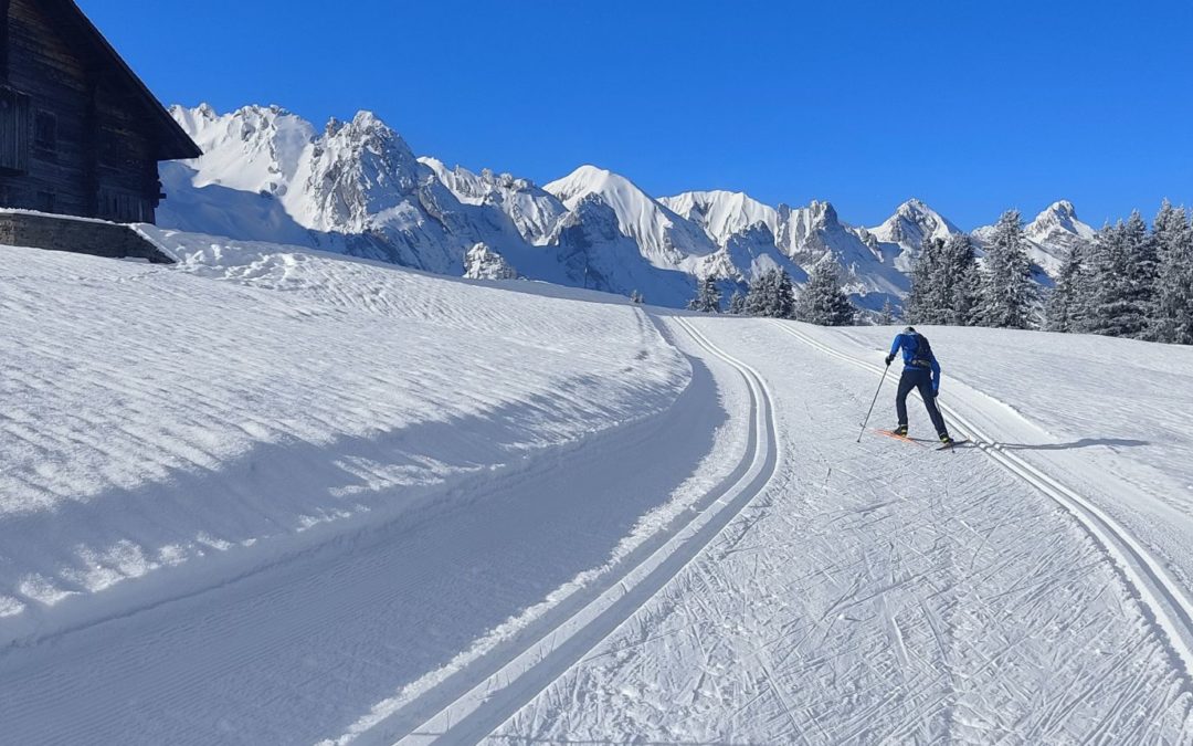 Skieur de ski fond en skating sur une piste du domaine nordique de la Clusaz