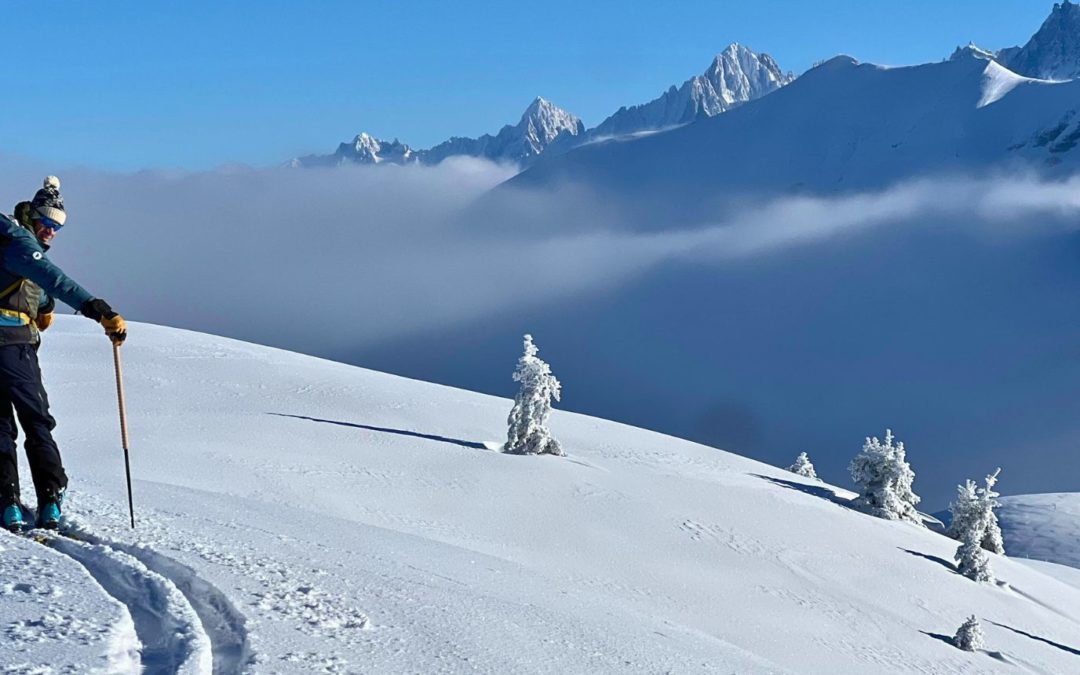 Randonneur à ski dans la neige fraiche faisant sa trace, la brume n'est pas loin