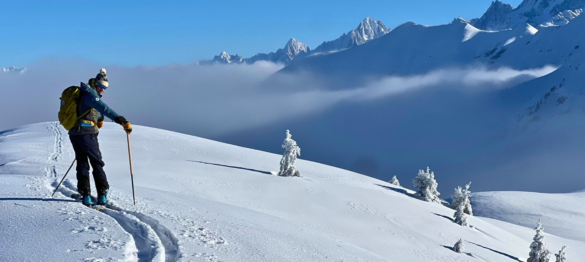 Sur les hauteurs du Mont Joly face au massif du Mont-Blanc Randonneur à ski dans la neige fraiche faisant sa trace, la brume n'est pas loin