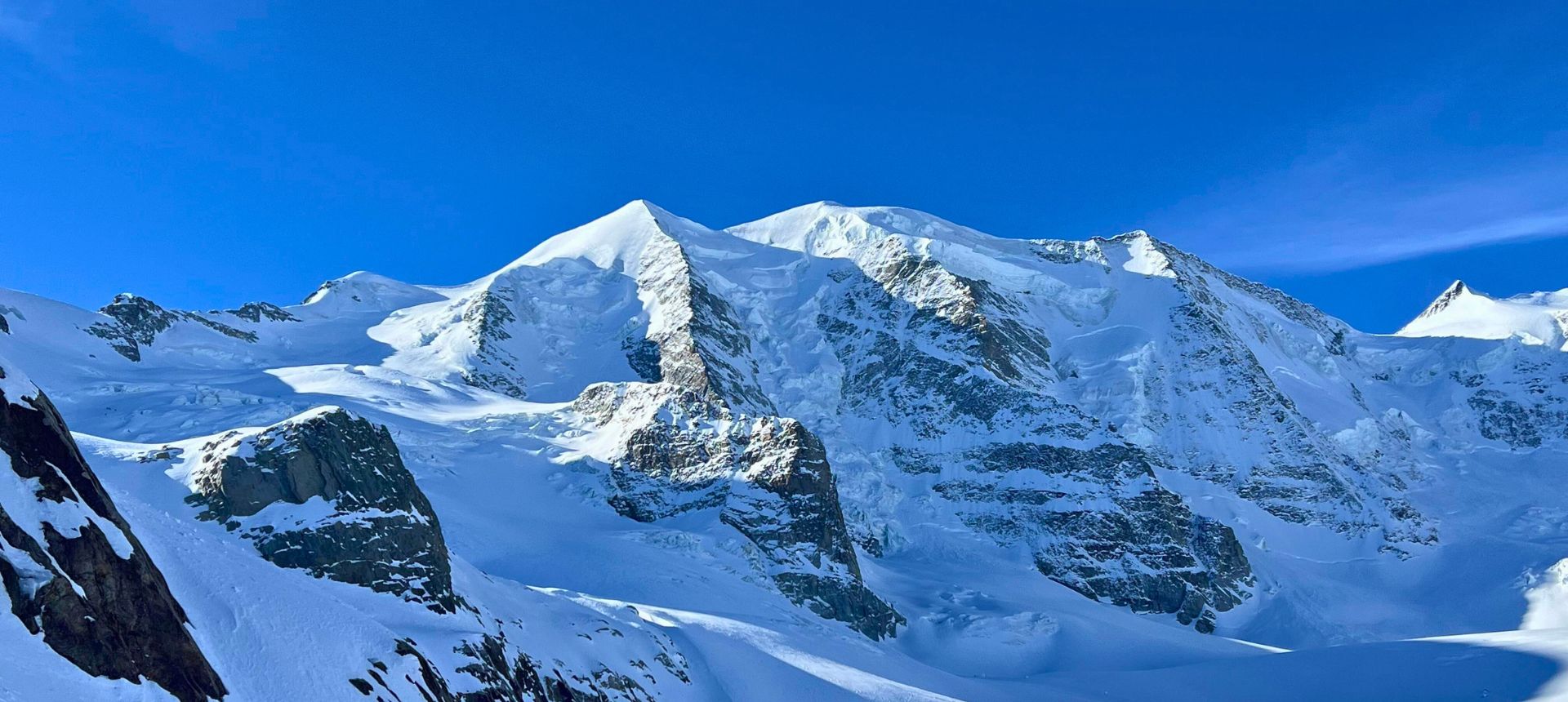 Piz Palu 3 899 m, dans la chaîne de la Bernina Sommet d'altitude en hiver en Suisse avec des glaciers