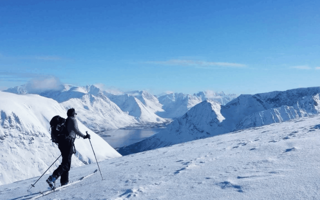 Skieur de randonnée en hiver dans les montagnes au-dessus de la mer