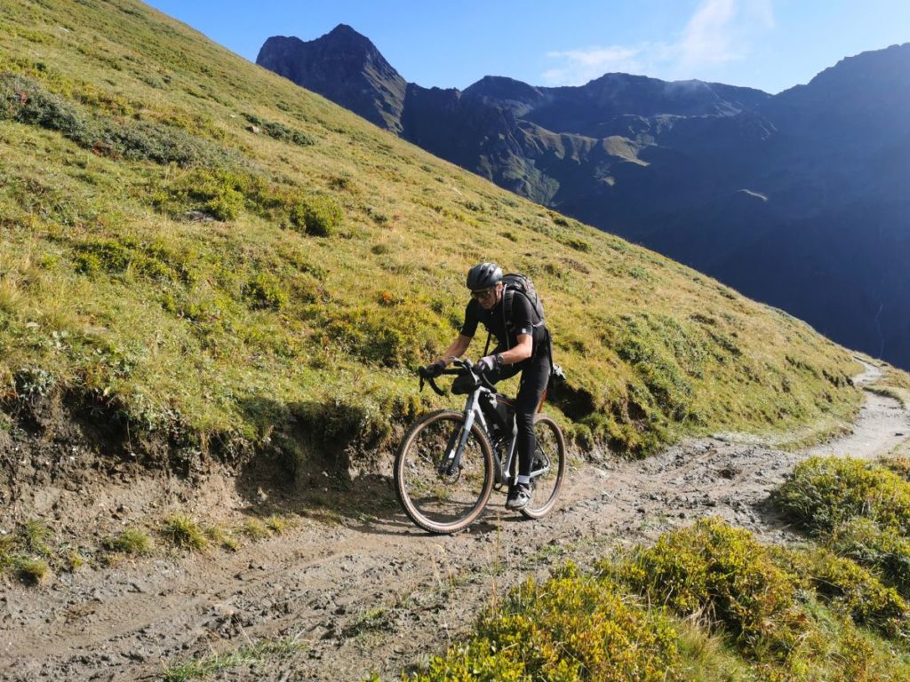 1 cyclotouriste en gravel sur une piste de montagne
