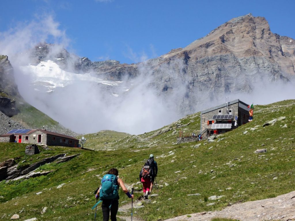 randonneurs en été avec sac à dos