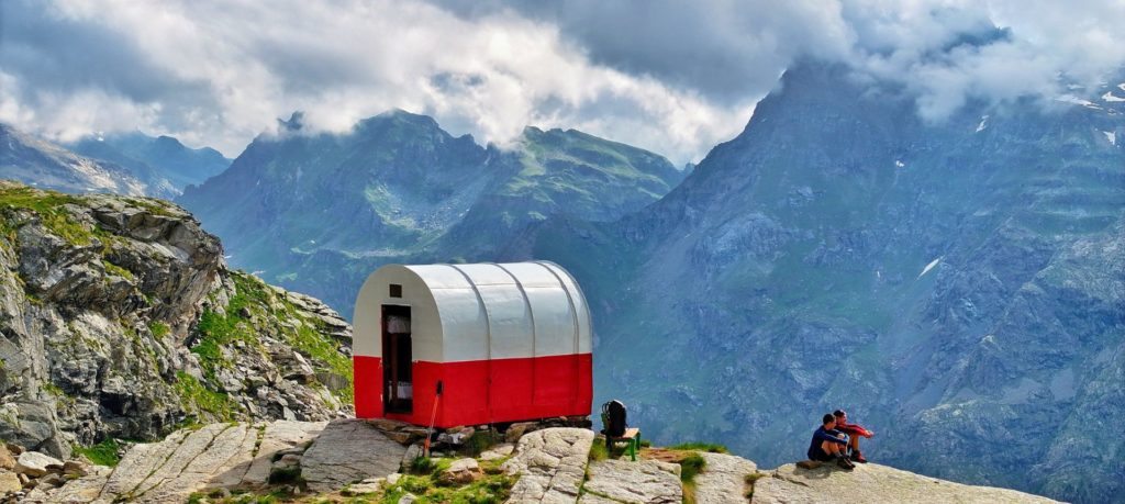 Refuge Bivouac en Italie, le temps est nuageux et deux randonneurs contemple le paysage