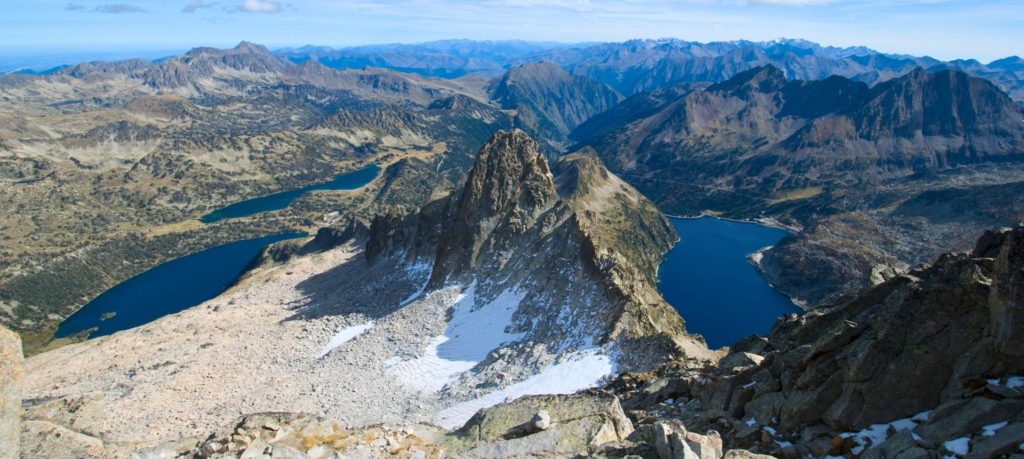 Paysage de montagne lacs et sommets