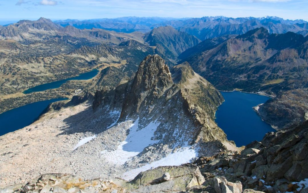 Paysage de montagne lacs et sommets