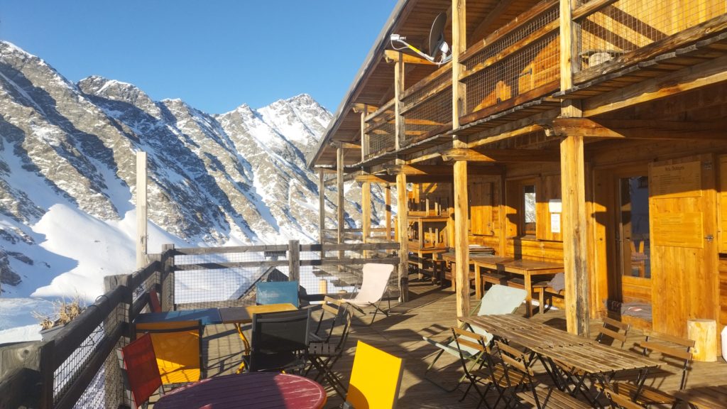 terrasse ensoleillée du refuge de la blanche dans le Queyras, a 2500 mètre d'altitude
