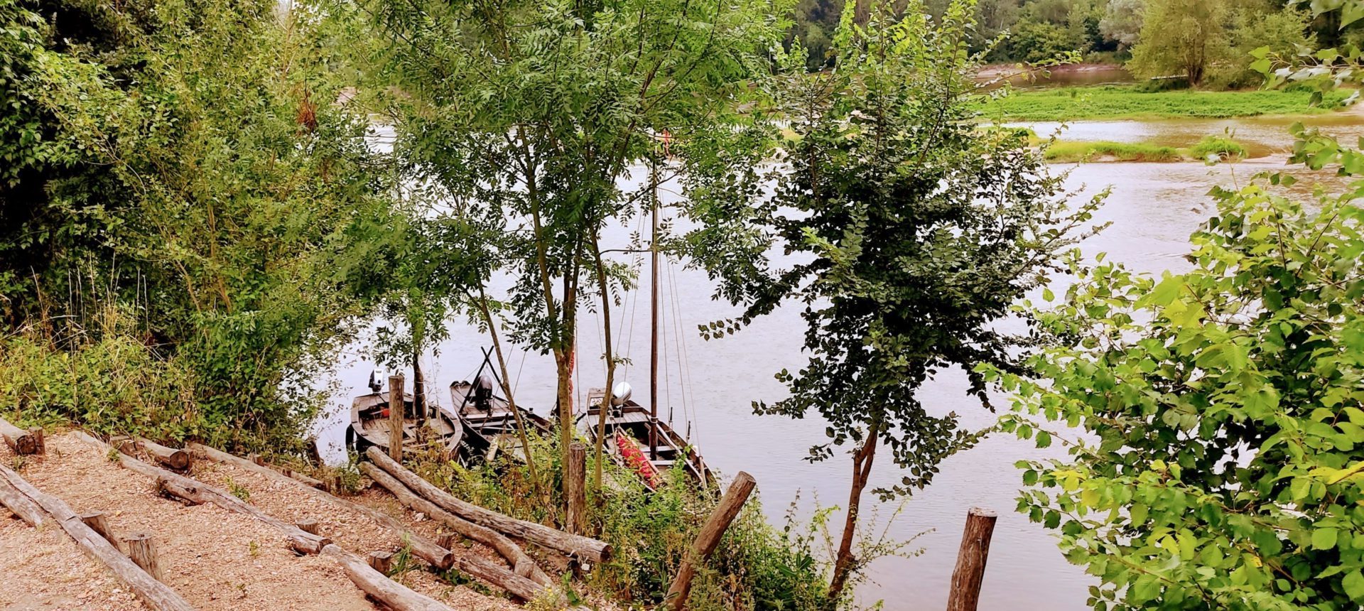 La Loire insolite Bateaux arrimés sur le bord d'un fleuve