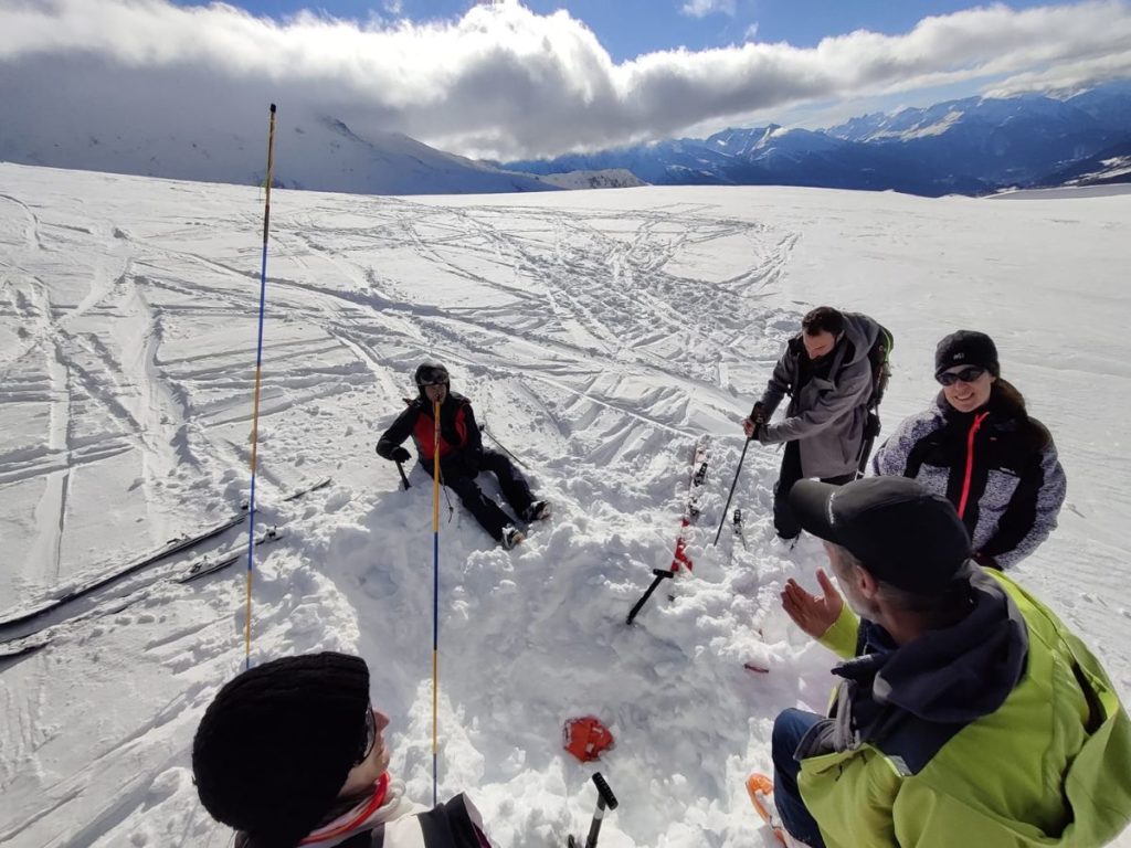 Groupe de skieurs en exercice avalanche
