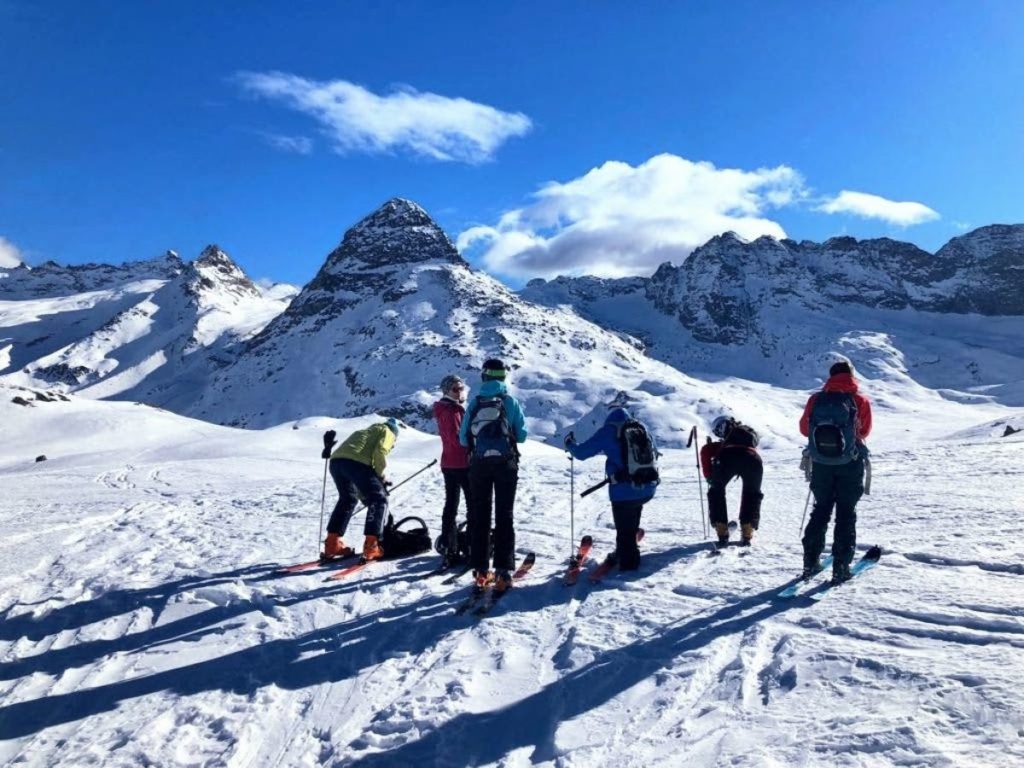 un groupe de skieurs se préparent
