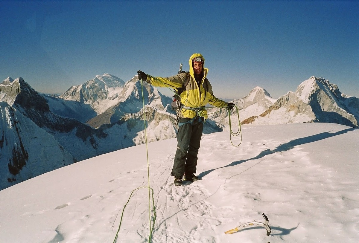 alpiniste au sommet qui love sa corde