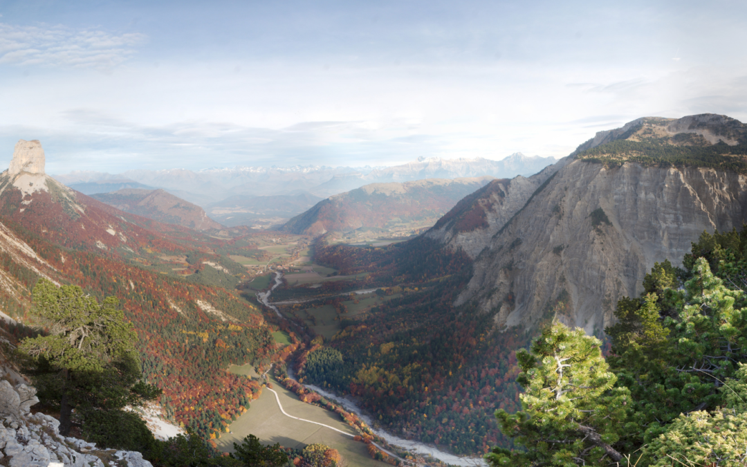 Vue depuis les plateaux sur Trieves et le mont Aiguille, dans le Vercors