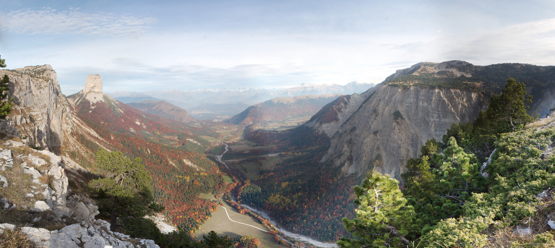 Vue depuis les plateaux sur Trieves et le mont Aiguille, dans le Vercors