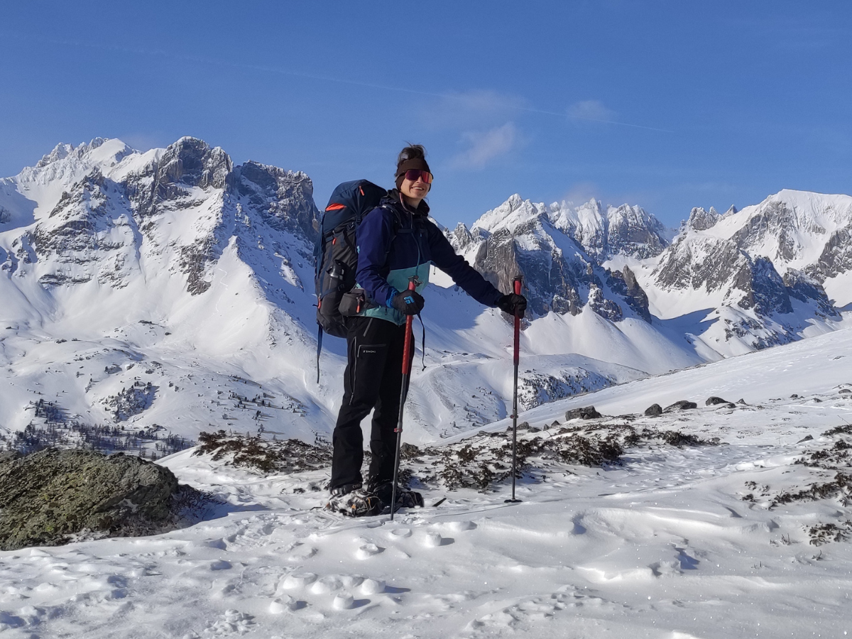 Virginie Briol, accompagnatrice en moyenne montagne encadre son groupe en randonnée raquettes dans les cerces