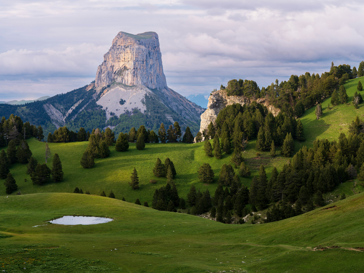 Le mont Aiguille domine les paysages du Vercors