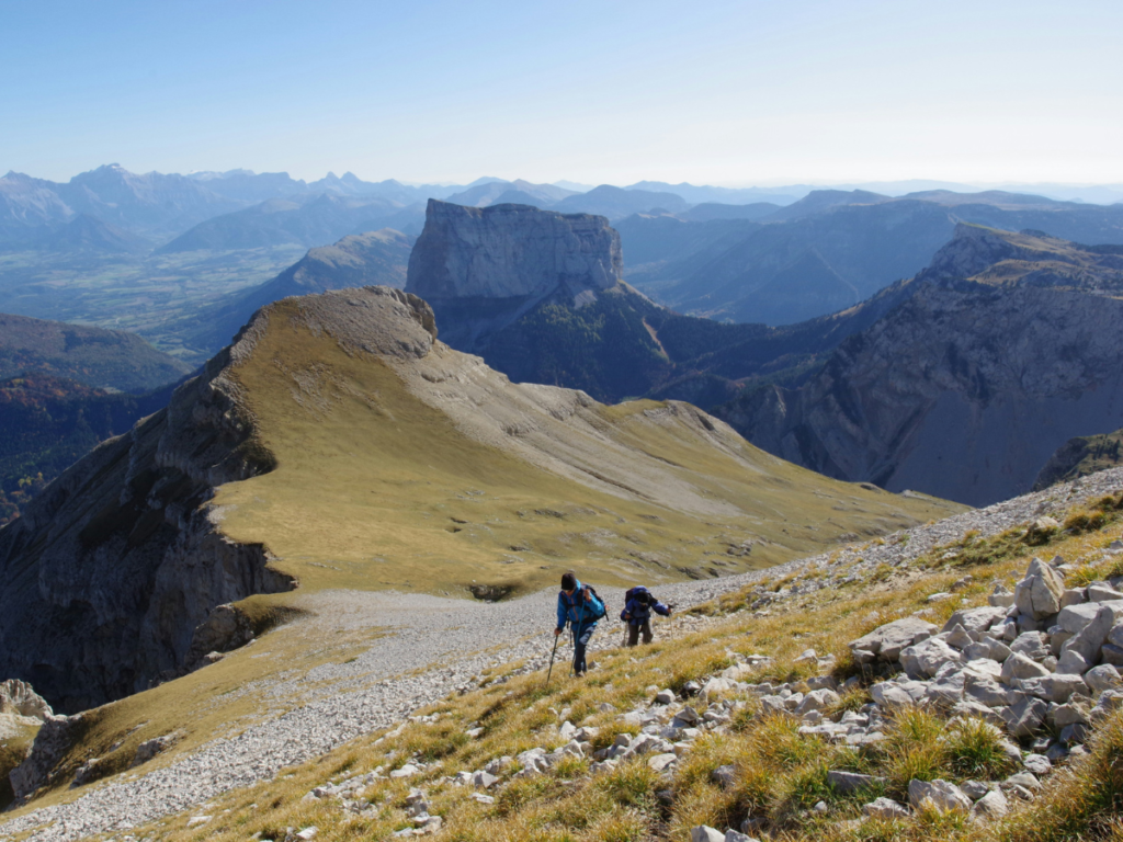 La randonnée offre des vues différentes de chaque côté du Mont Aiguille dans le Vercors