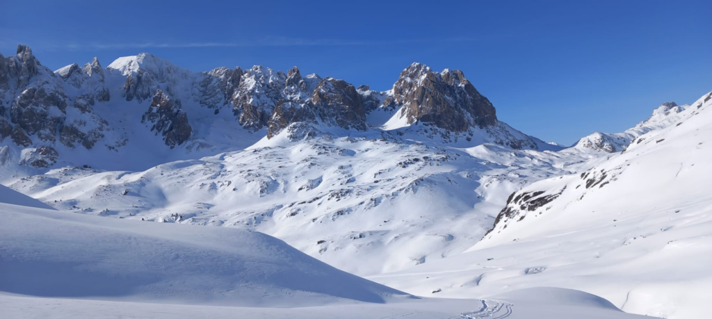 header clarée© Virginie Briol magnifiques sommets qui entoure la randonnée raquettes