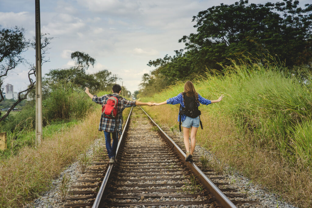2 jeunes marcheurs sur un rail de train
