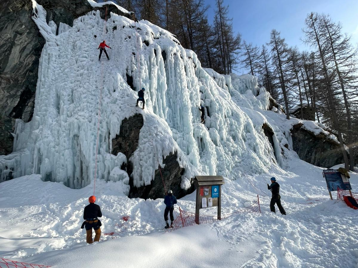 seminaire d'entreprise à Bessans, initiation à la cascade de glace