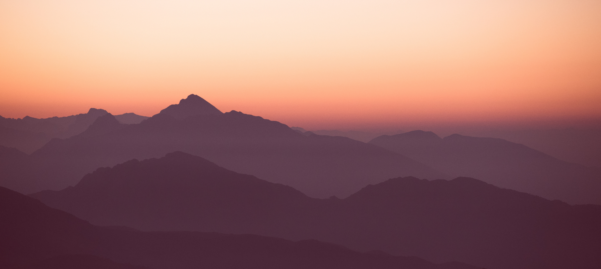 coucher de soleil incroyable sur les montagnes