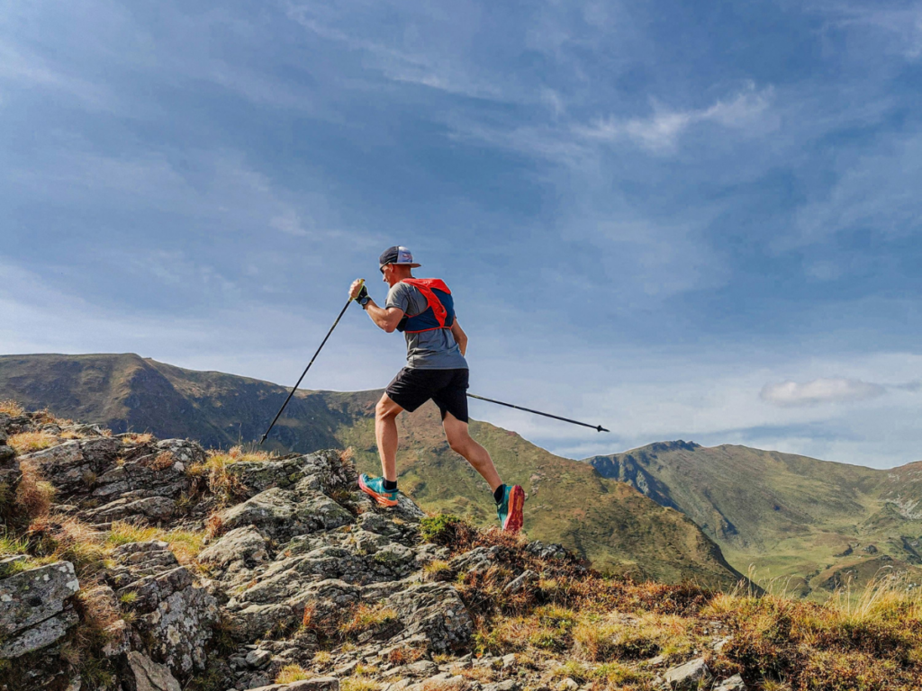 fast hiker qui marche en montée avec des batons