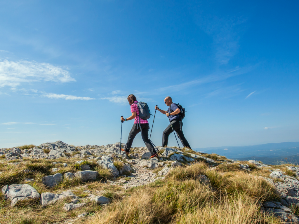 couple en fast hiking avec batons
