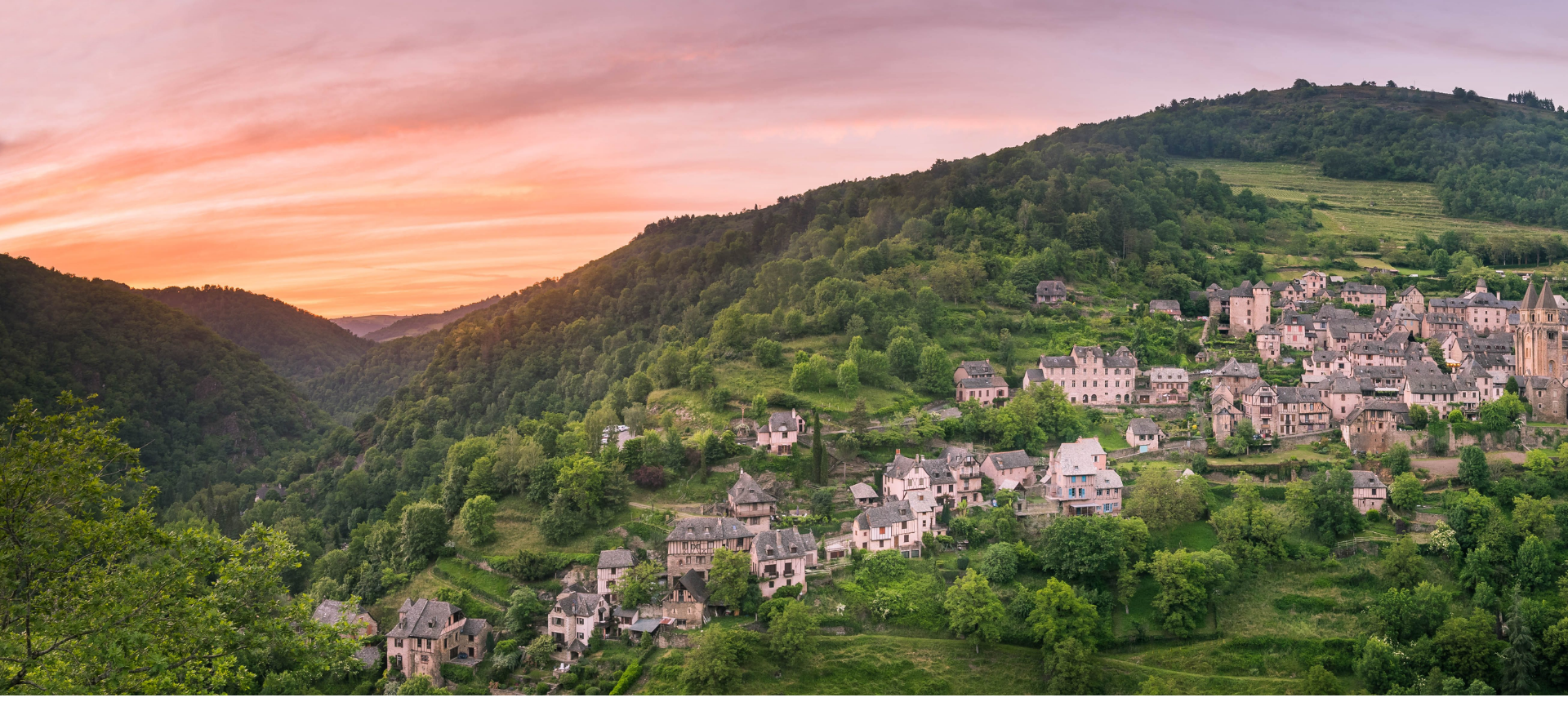 Vue panoramique sur Conques un étape incontournable du pélerinage de Compostelle