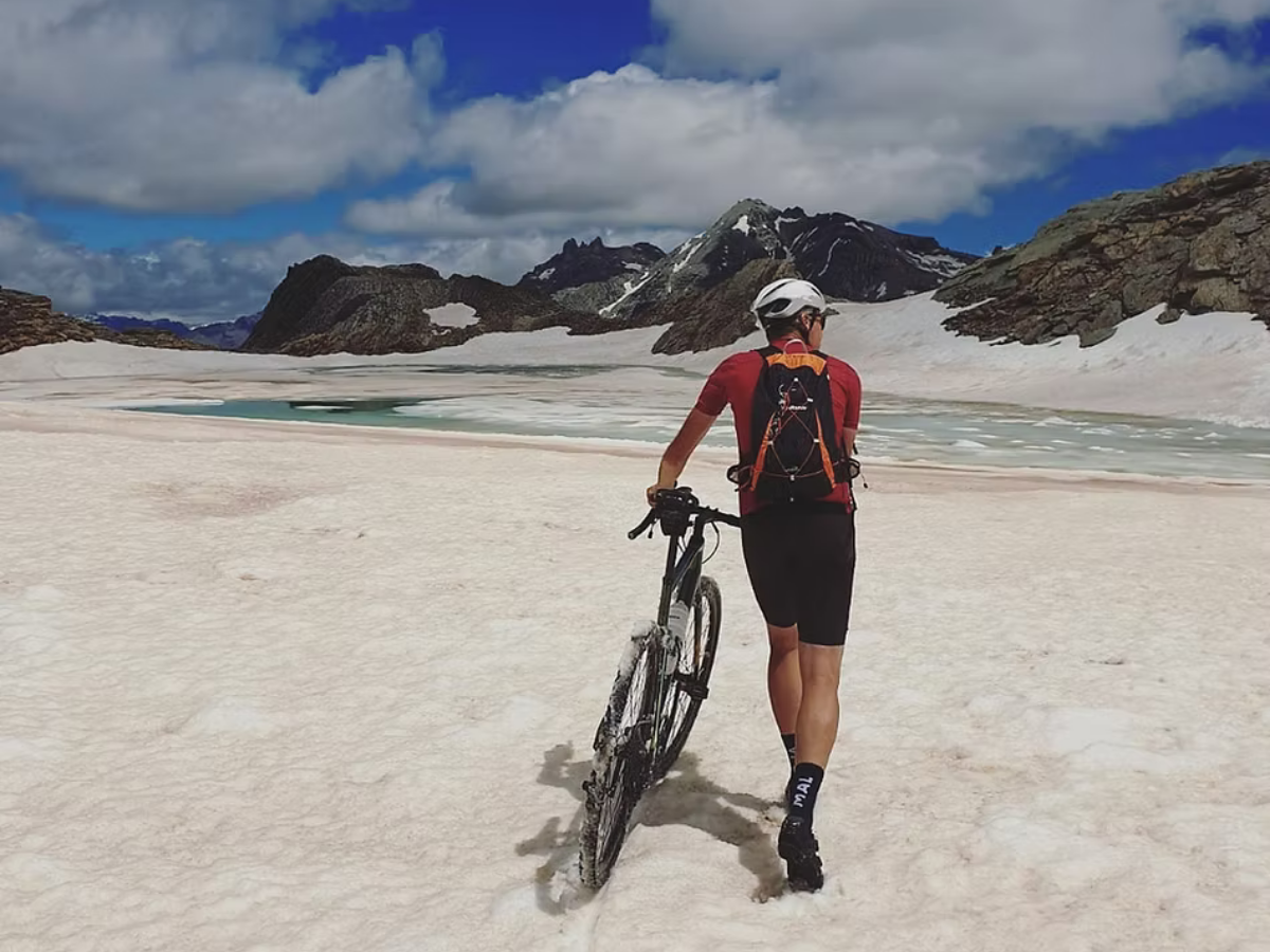 Jérome, guide de velo diplômé d'état, vous emmène hors des sentiers battus en gravel