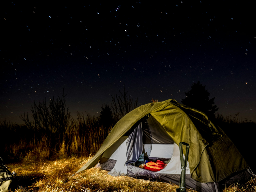préparation de la tente avant la nuit complète pour observer les étoites