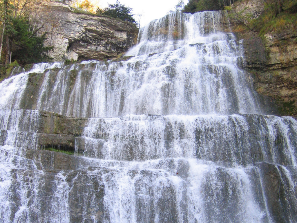 La cascade du hérisson est emblématique et incontournable à faire en randonnée dans le Jura.