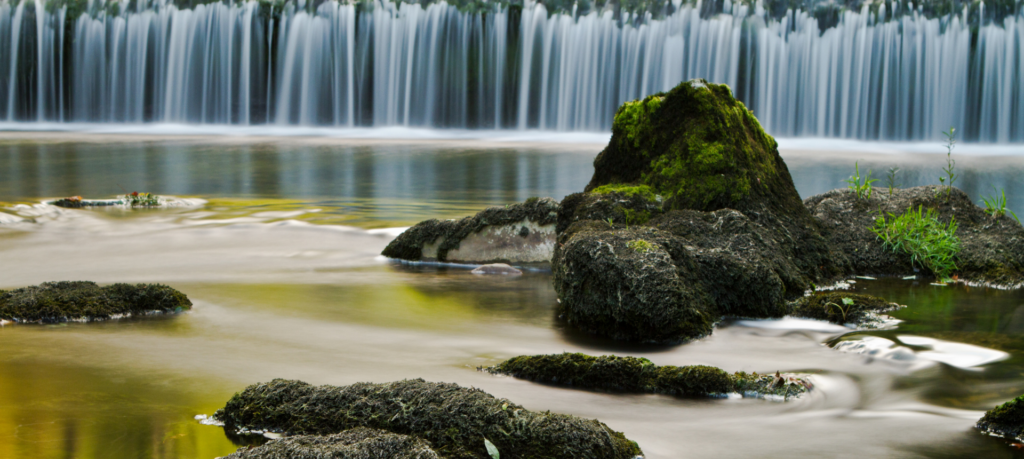 cascade des gorges de l'Areuse en Suisse