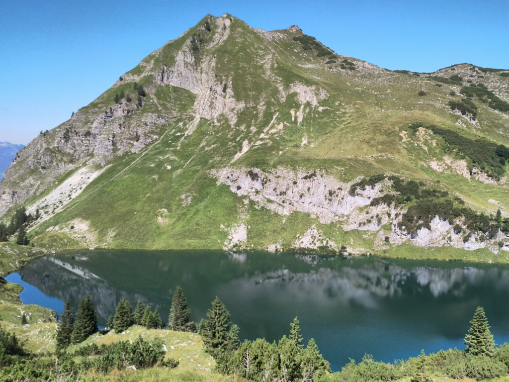 Le lac de Seealpsee est a une altitude de 1142 mètres en Suisse