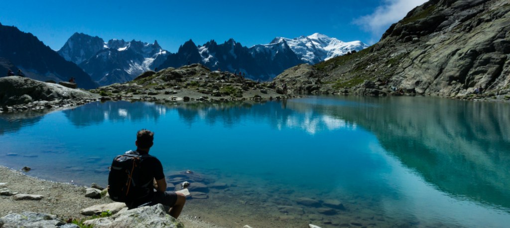 lac-blanc-chamonix©Solarturtle Un randonneur comtemple le Mont Blanc depuis le lac Blanc