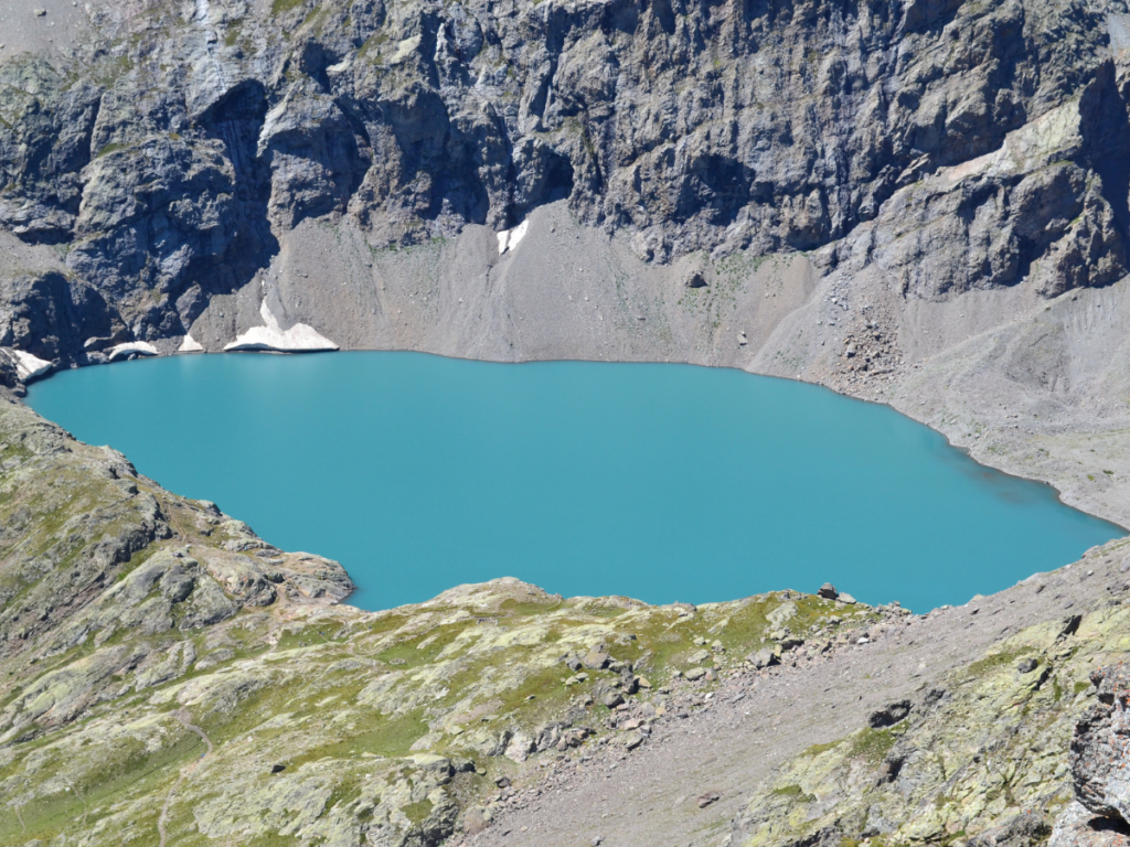 Le lac de L'Eychauda dans les Ecrins offre un des panoramas les plus sauvages dans les Ecrins.