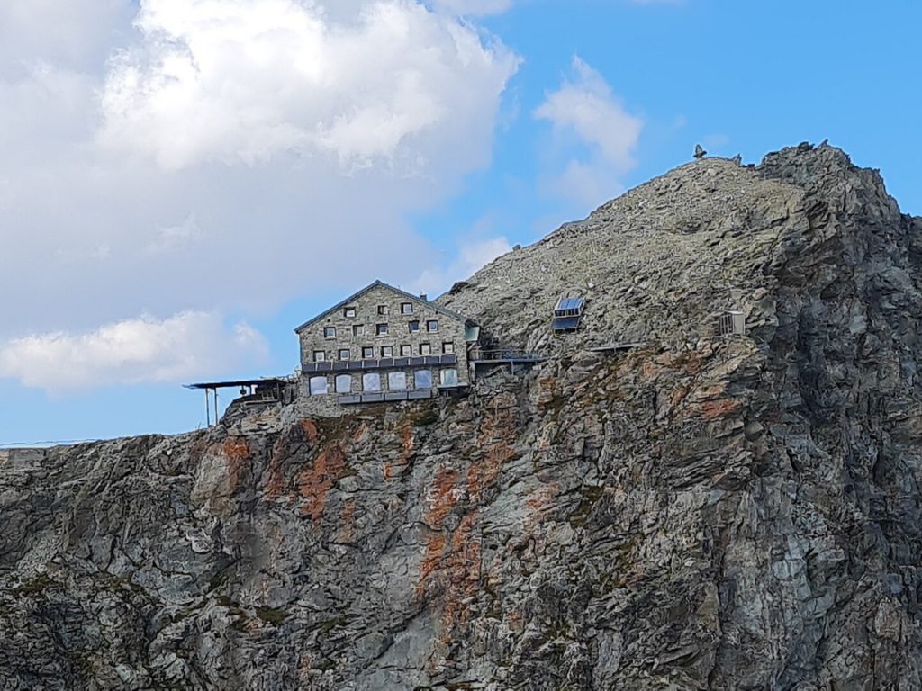 La cabane des vignettes sur le chemin du Pigne d'Arolla